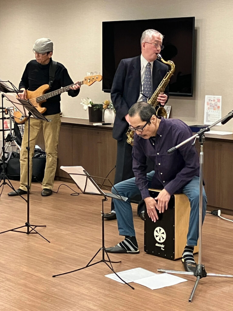 大宮バンドのカホン奏者