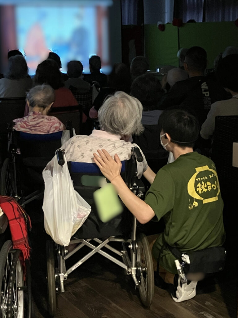 紙芝居を見るご入居者