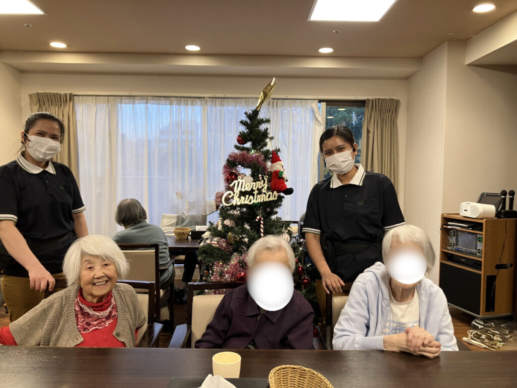 クリスマスツリーとご入居者