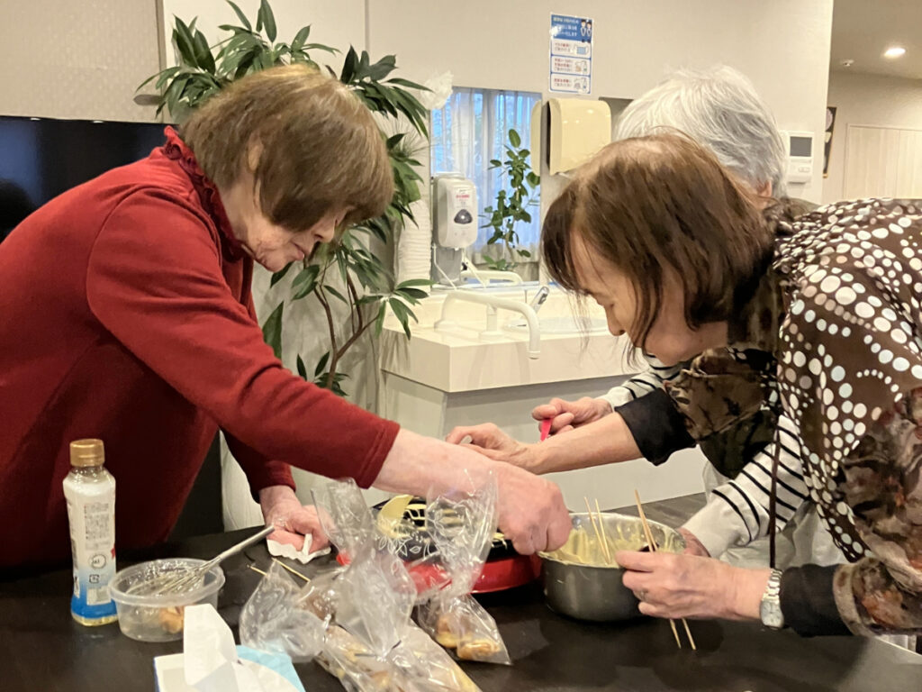 ベビーカステラ作りを楽しむご入居者