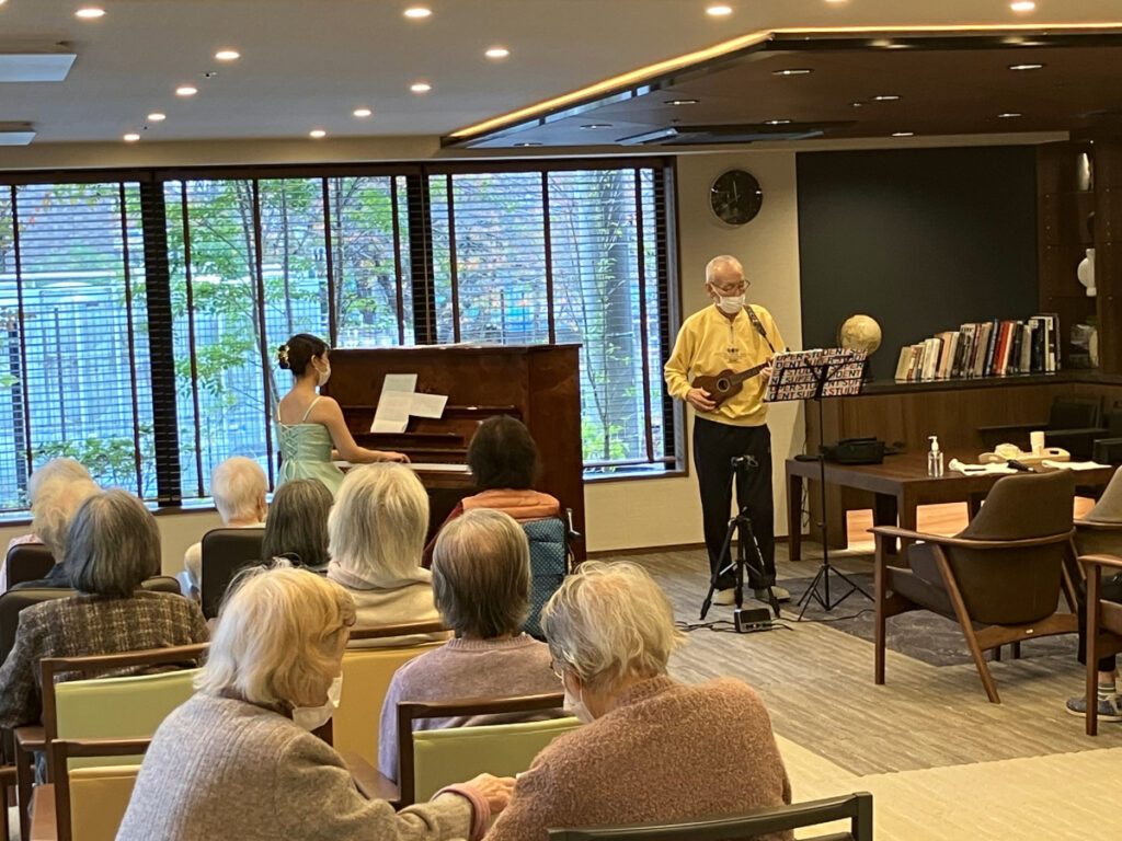 ご入居者によるウクレレ演奏とコラボ演奏