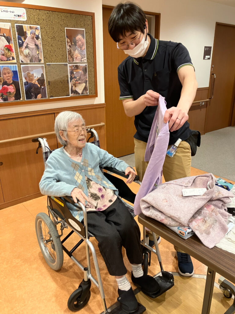 洋服を合わせて笑顔のご入居者
