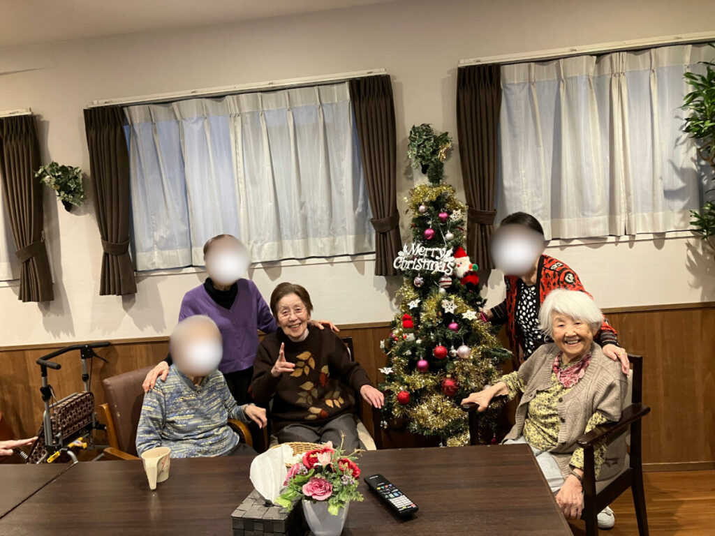 クリスマスツリーとご入居者