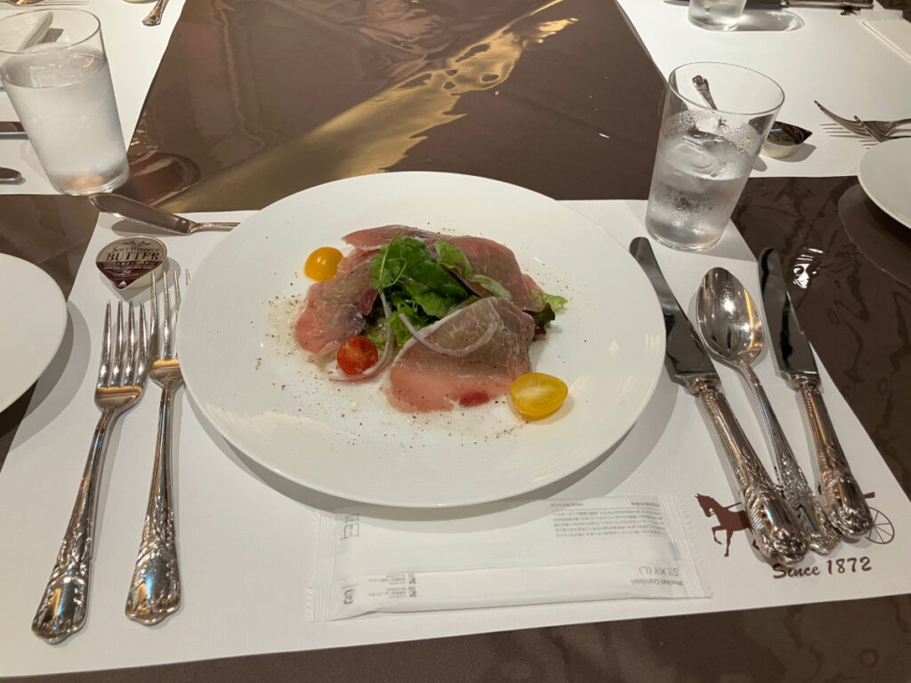 老舗レストランでの海鮮サラダ