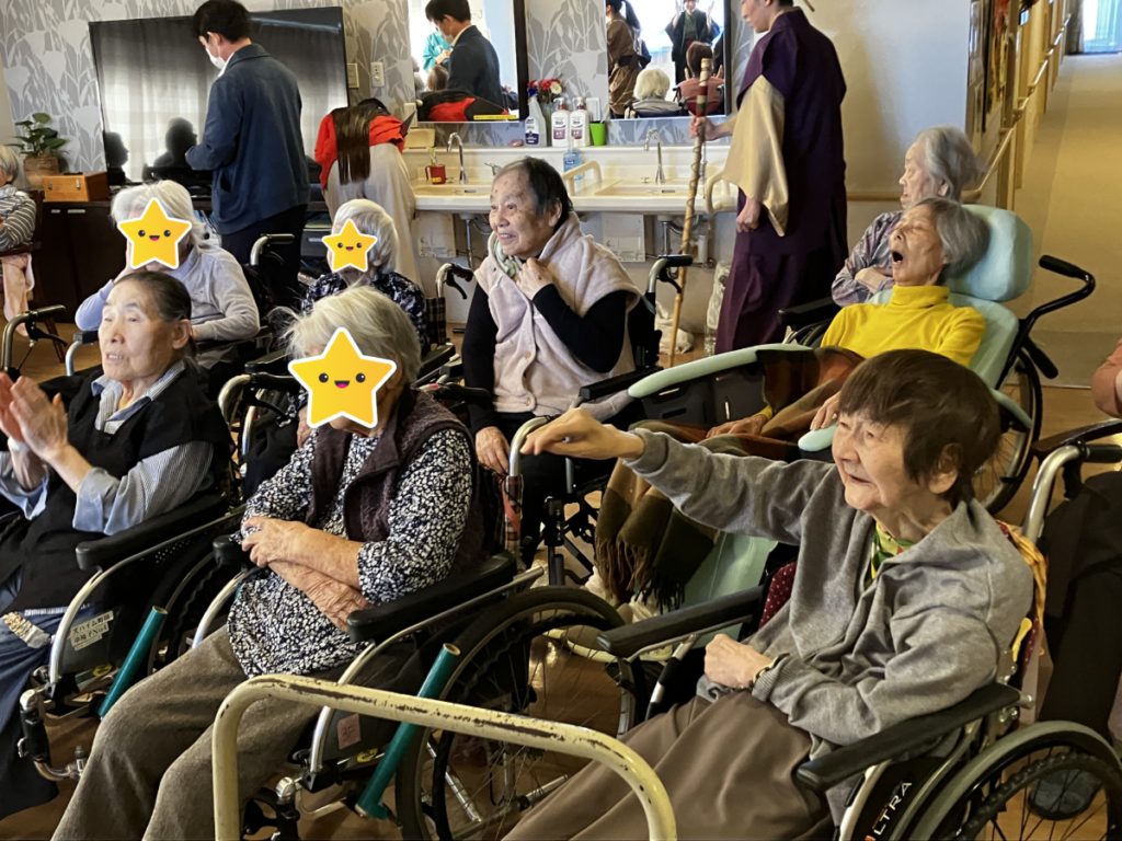 公演に身を乗り出して観るご入居者