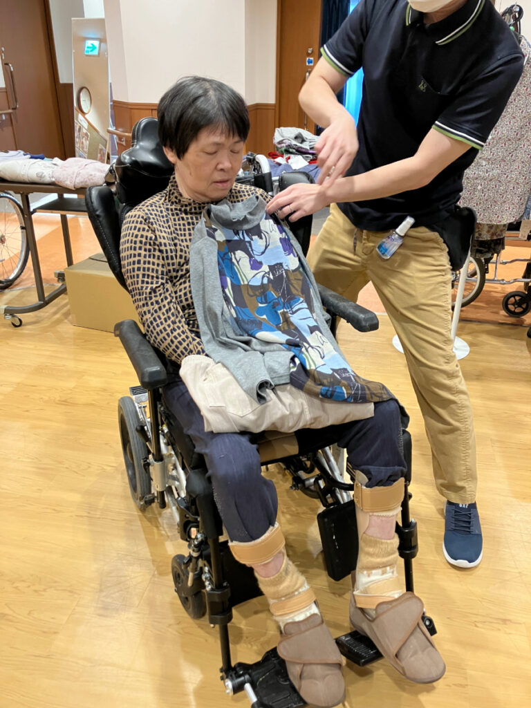 選んだ洋服をあわせるご入居者