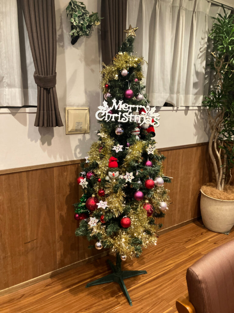 飾り付けられたクリスマスツリー