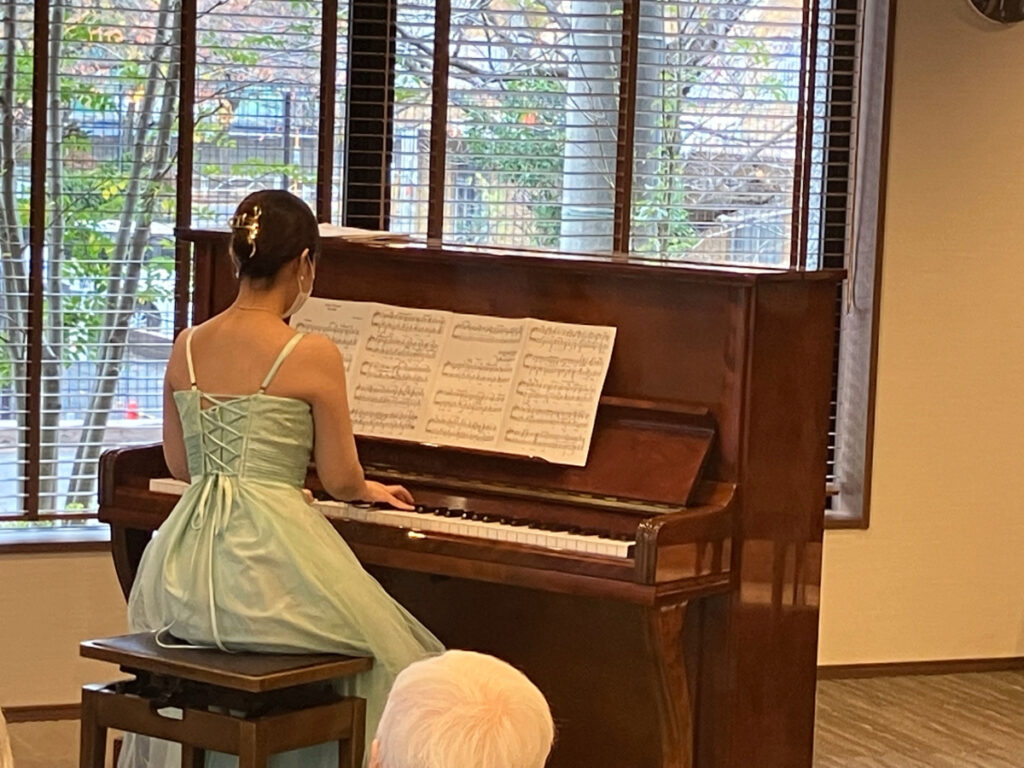 スタッフによるピアノコンサートの様子