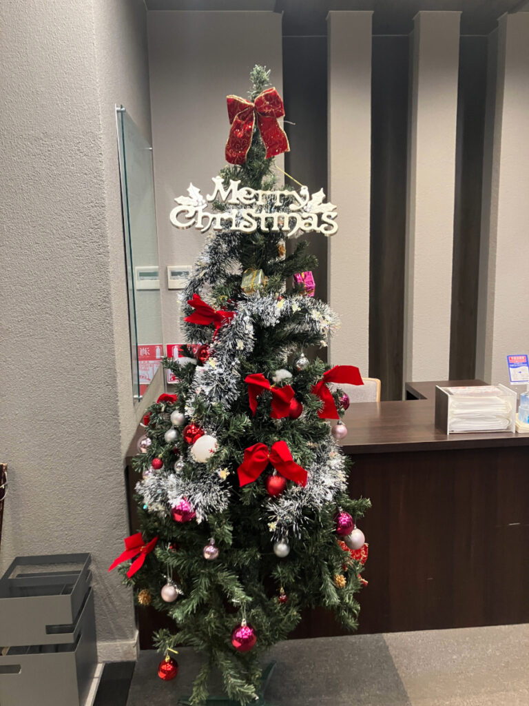 飾り付けられたクリスマスツリー