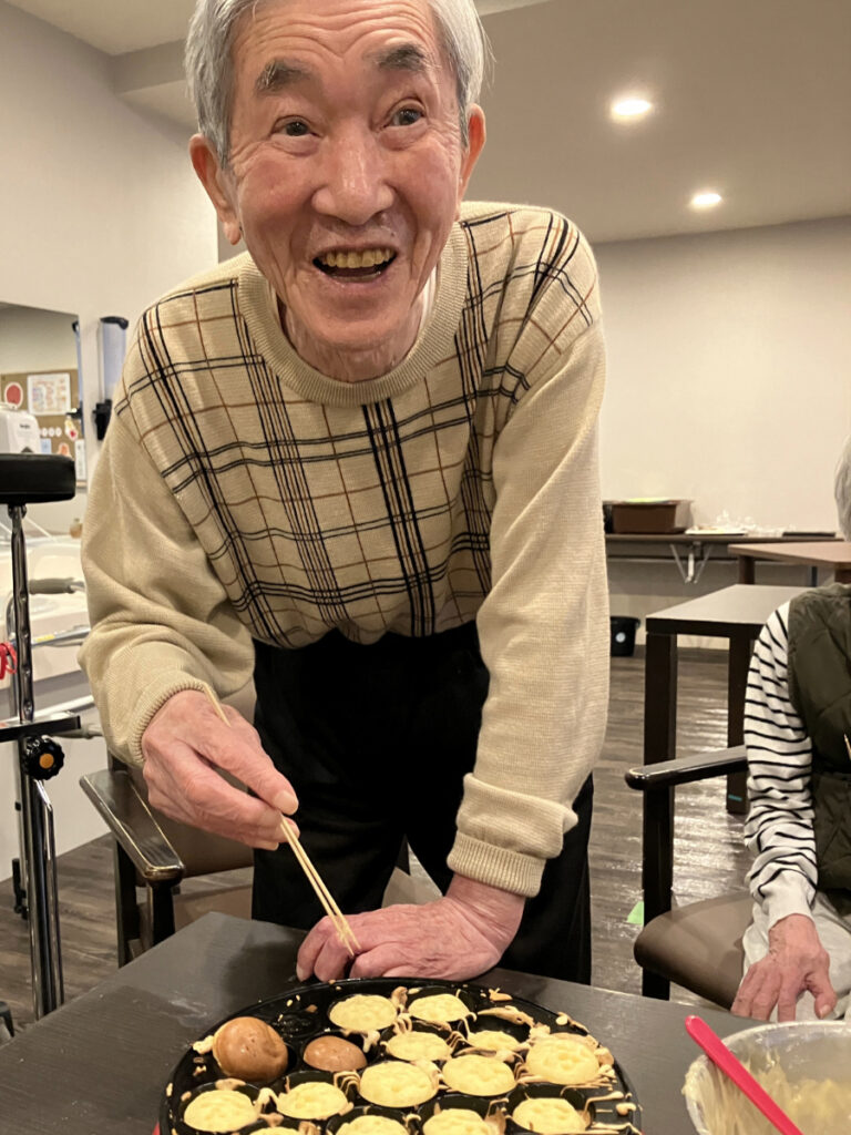 ベビーカステラ作りを楽しむご入居者