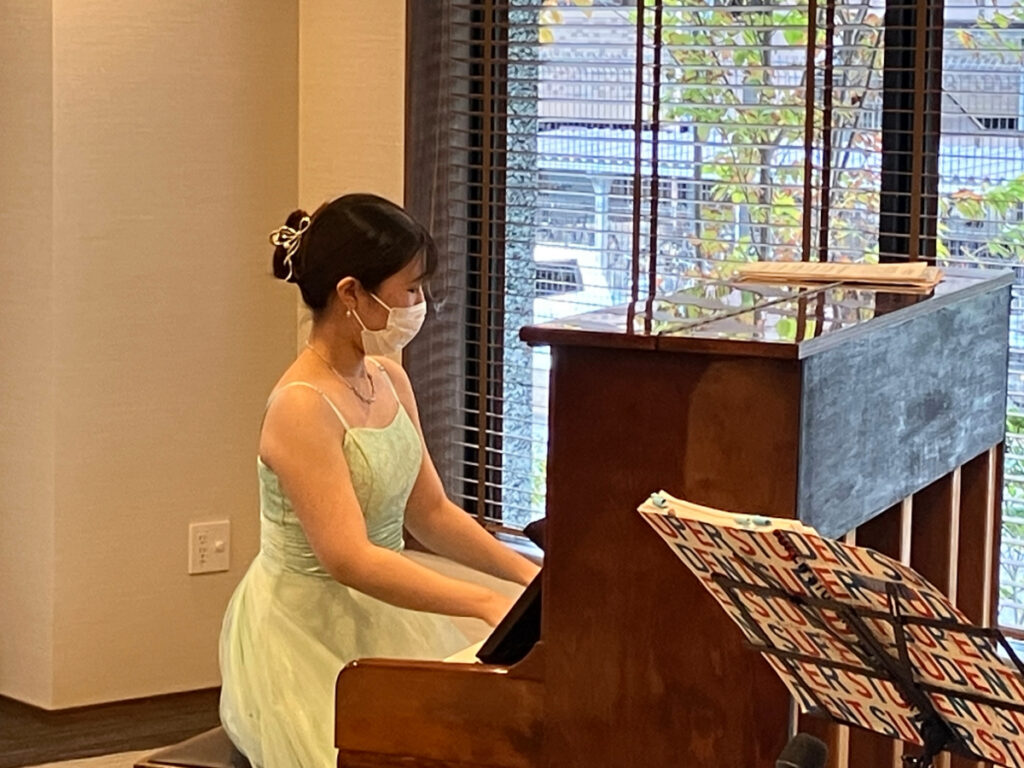 スタッフによるピアノ演奏の様子