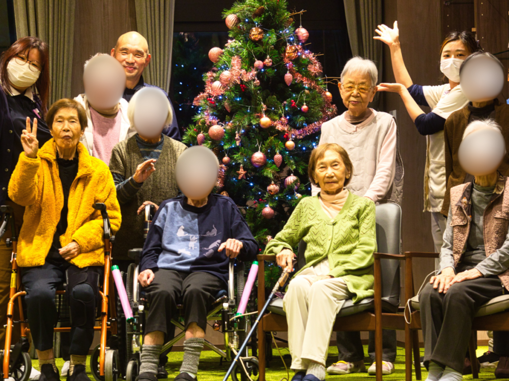 クリスマスツリーと集合写真