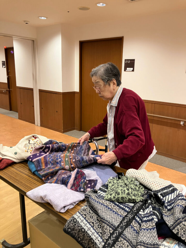 洋服をじっくり選ぶご入居者