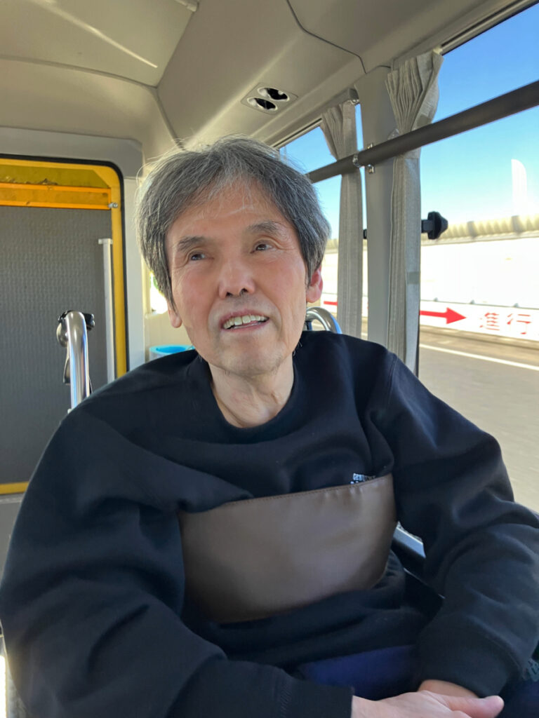 初めてのバス旅行　車中から笑顔