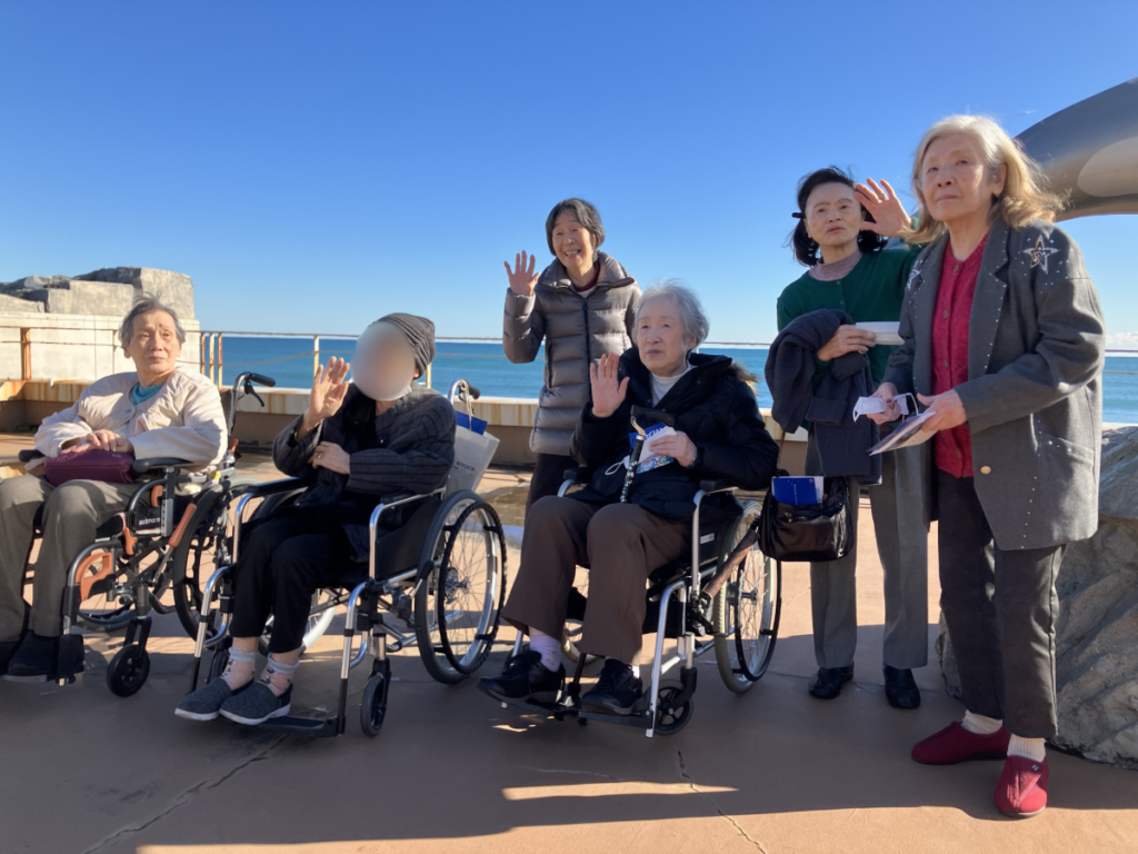 鴨川シーワールドバス旅行で笑顔のご入居者