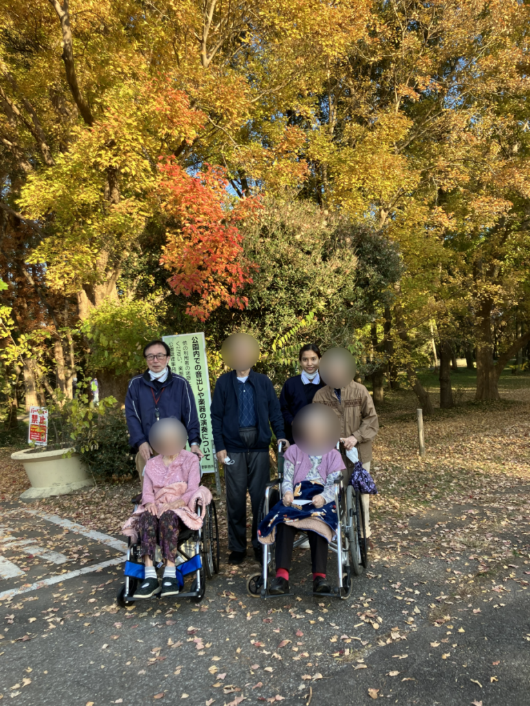 紅葉狩りを楽しむご入居者とスタッフ