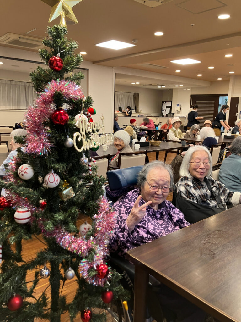 クリスマスツリーとご入居者