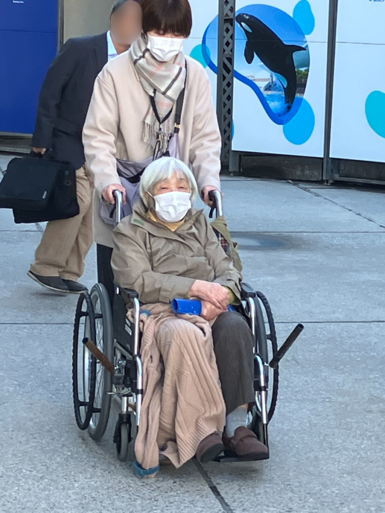 鴨川シーワールドバス旅行で自由散策するご入居者