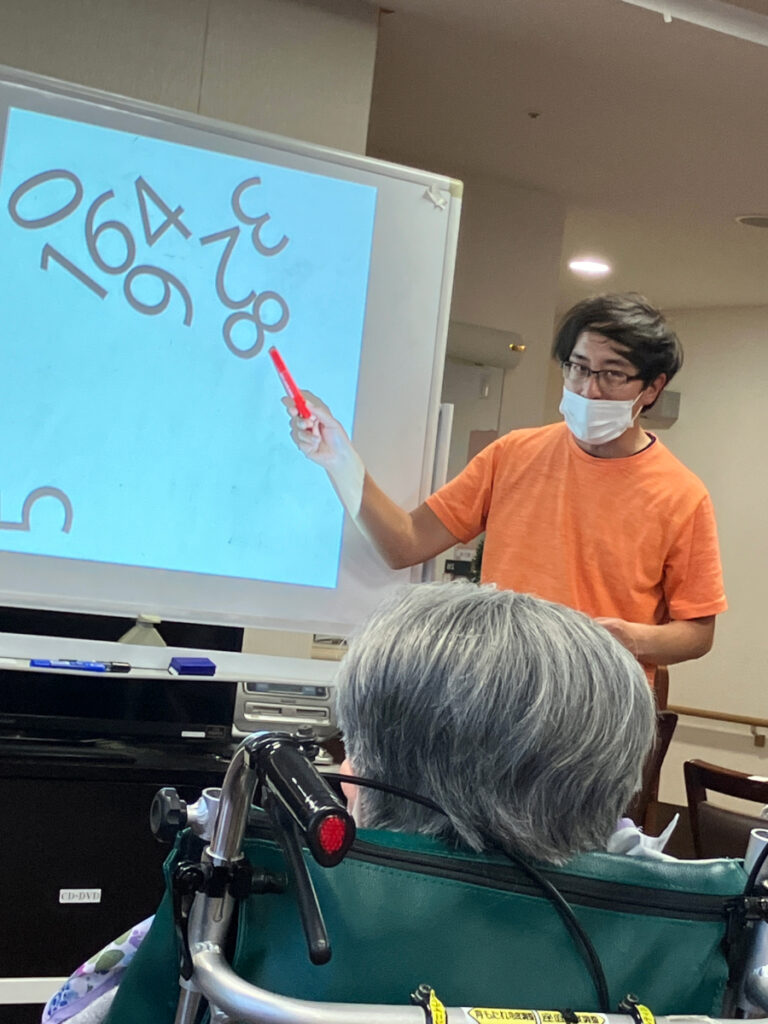 プロジェクターを使って脳トレ中