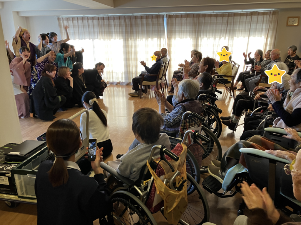 学生による合唱寸劇に大盛りあがり