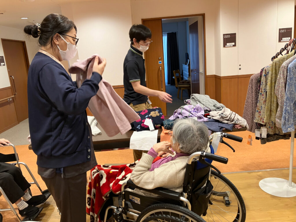 ずらりと並ぶ洋服からじっくり選ぶご入居者