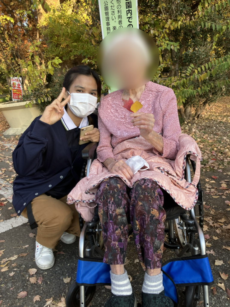 銀杏の葉を手にするご入居者