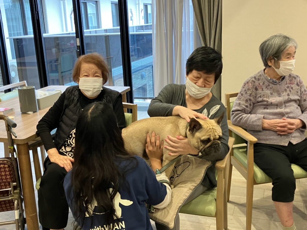アニマルセラピーでワンちゃんと触れ合うご入居者
