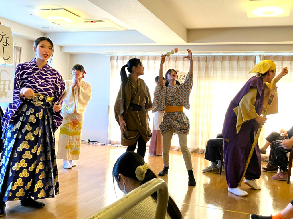 学生による合唱寸劇「水戸黄門」