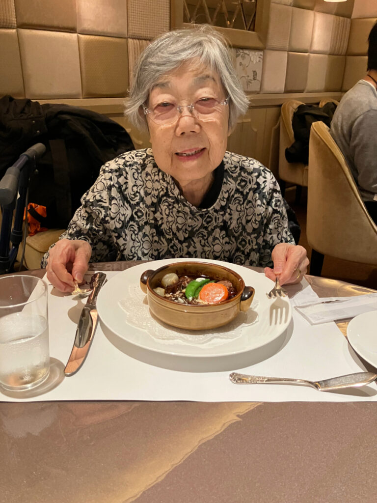 ビーフシチューを前に笑顔がほころぶご入居者