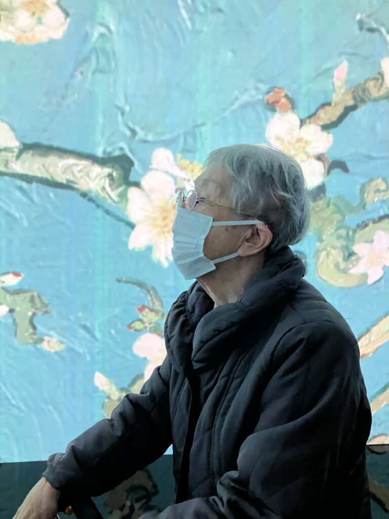 ゴッホを鑑賞するご入居者