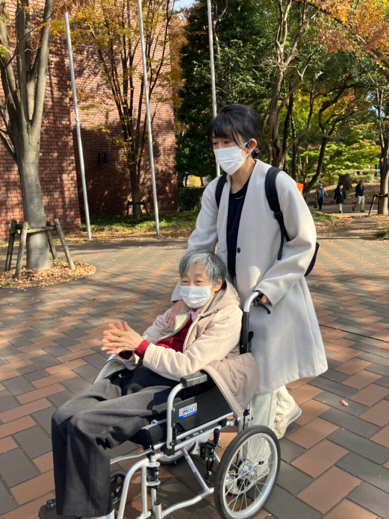 紅葉を楽しむご入居者