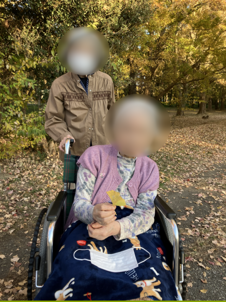 銀杏の葉を手にするご入居者