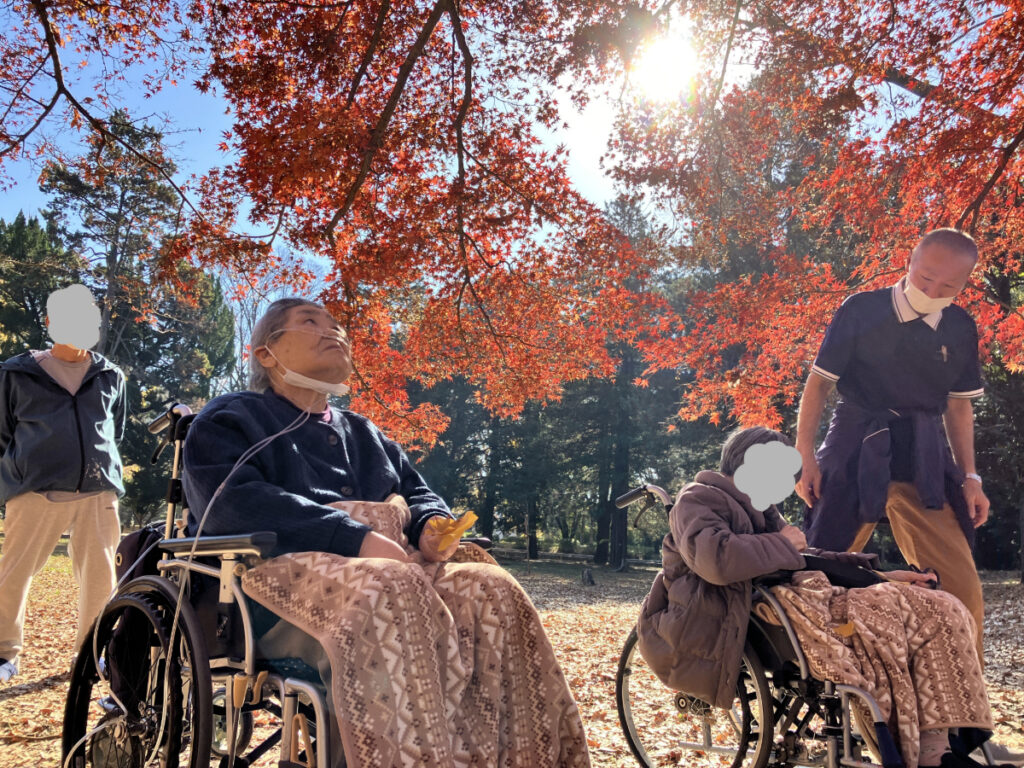 紅葉を見上げるご入居者の様子