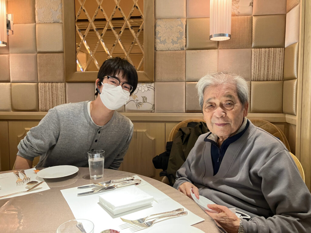 レストランで笑顔のスタッフとご入居者