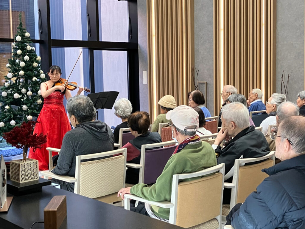 ピアノとバイオリンに聞き入るご入居者