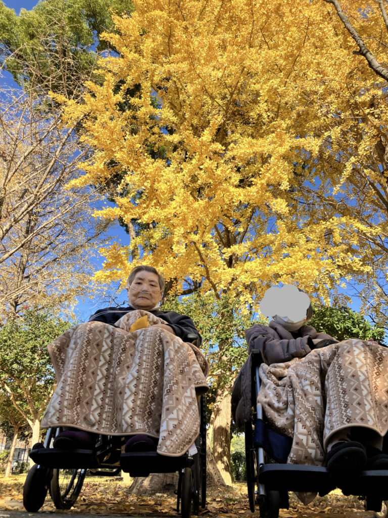 美しく色づいた紅葉とご入居者