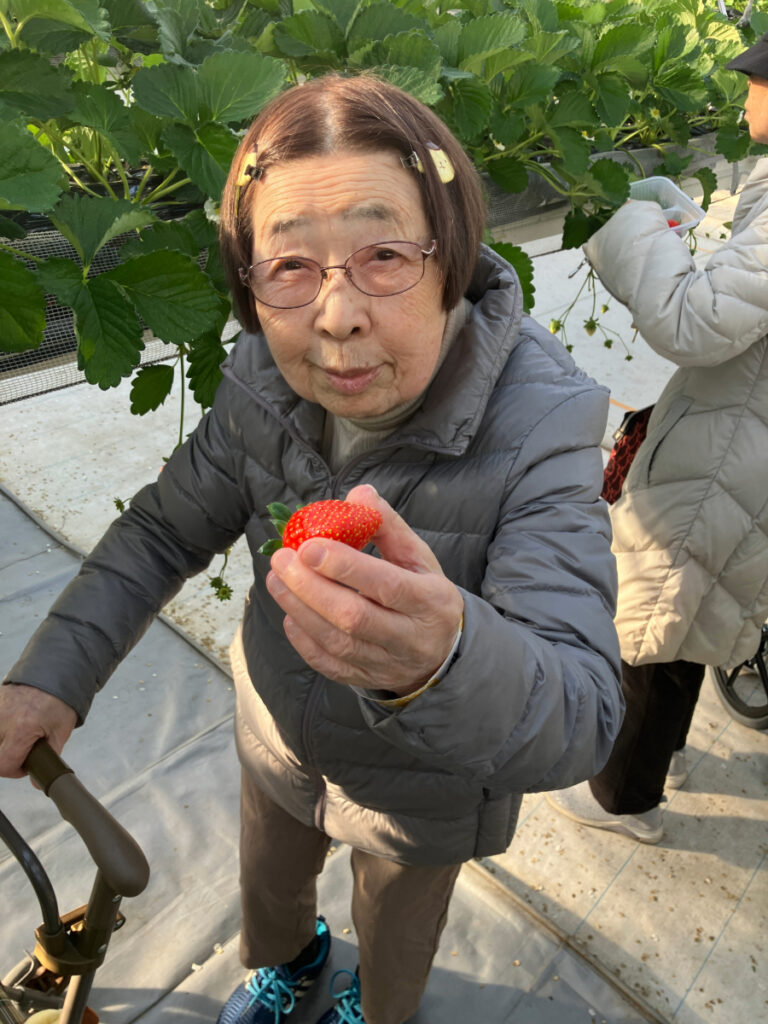 いちごを笑顔で頬張るご入居者