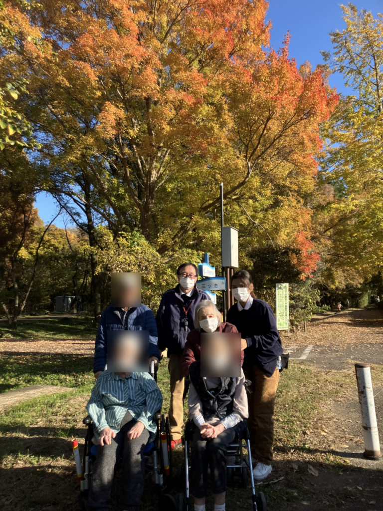 紅葉狩りを楽しむご入居者とスタッフ