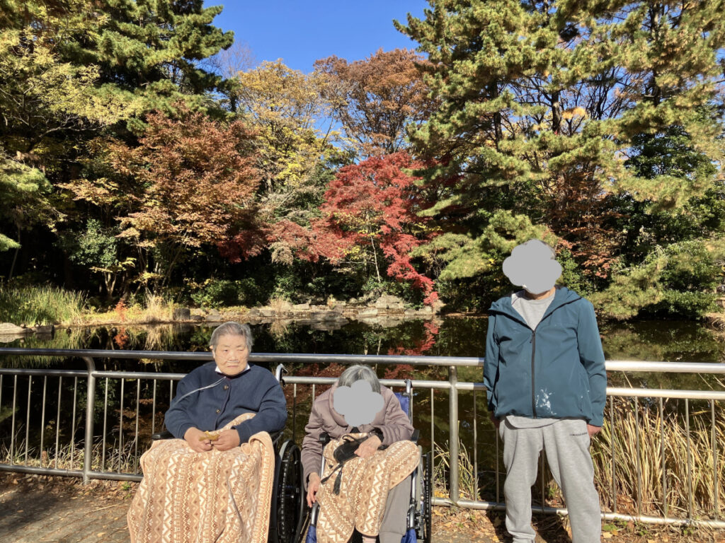 池に写った紅葉とご入居者