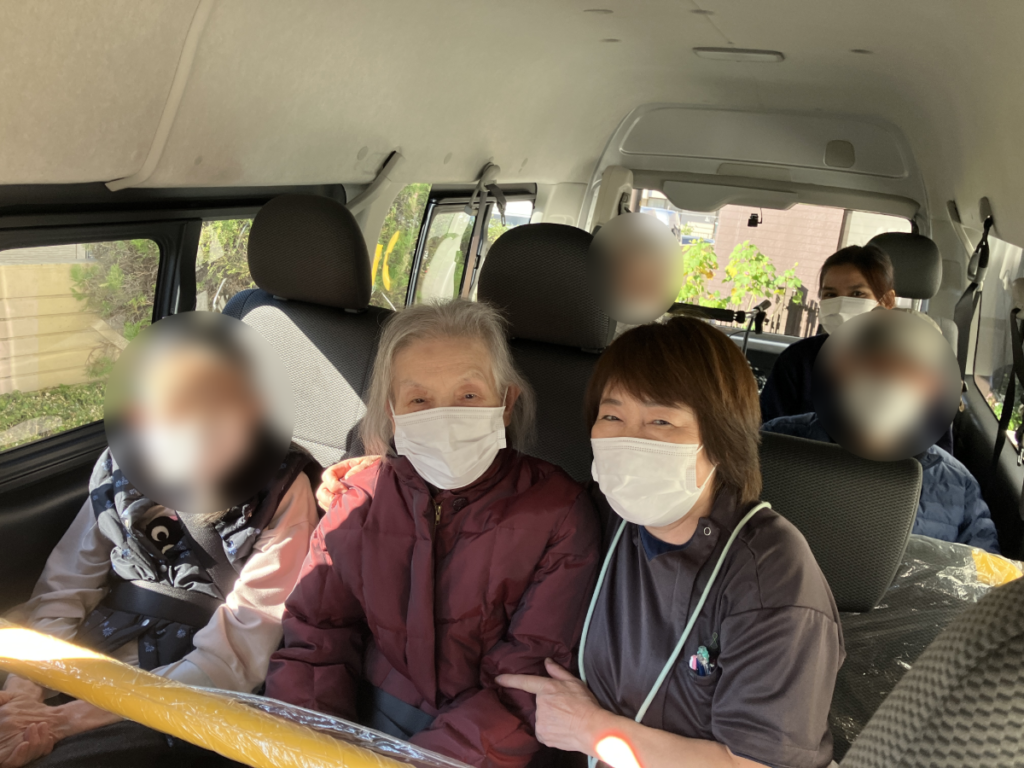 お出かけの車内