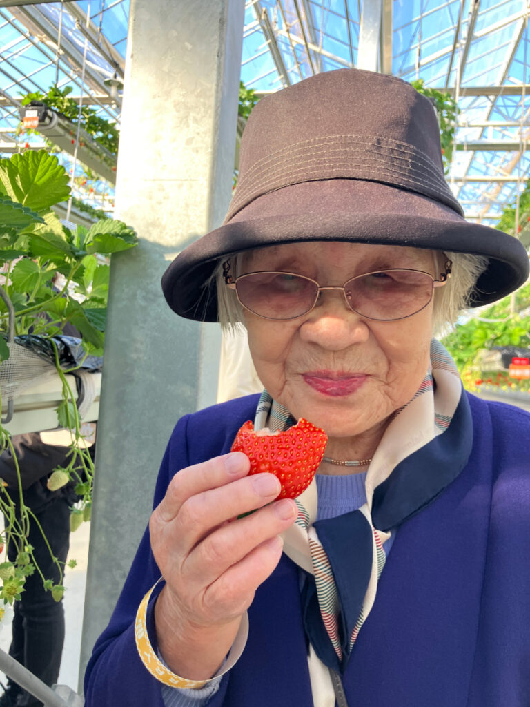 いちごを笑顔で頬張るご入居者