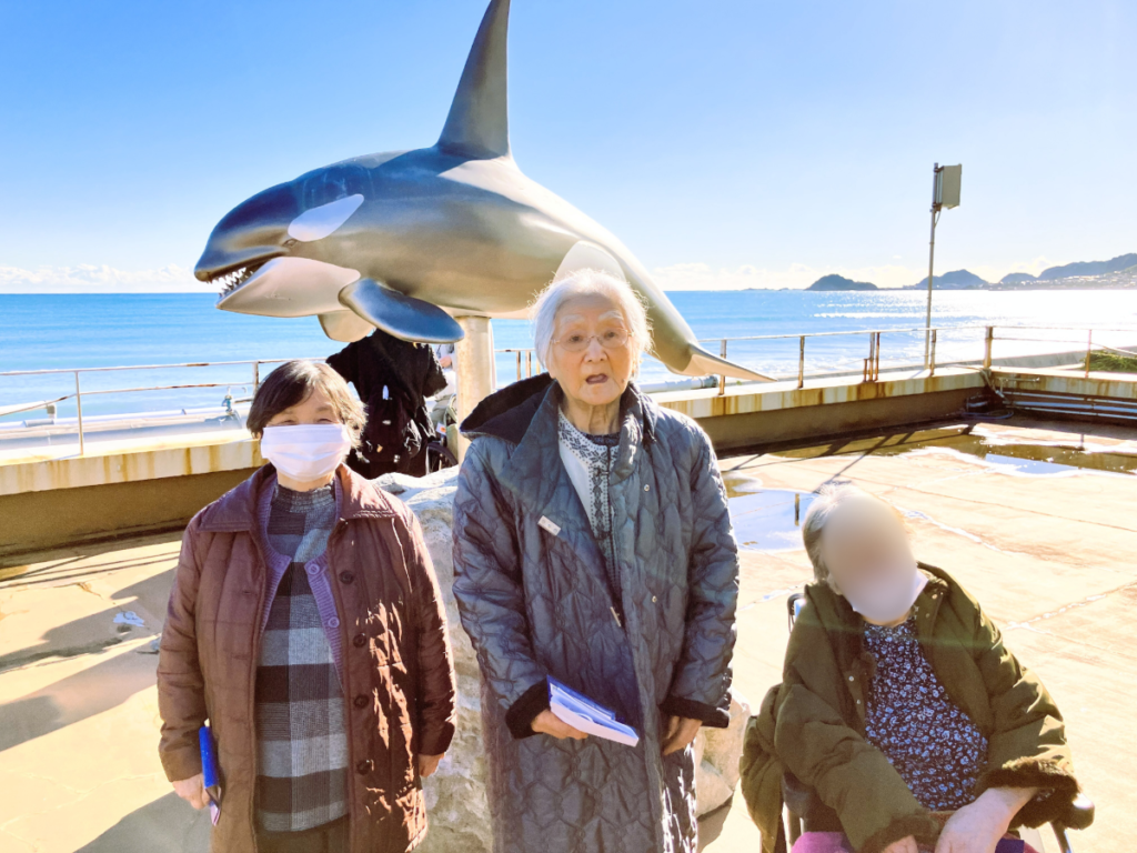 鴨川シーワールドバス旅行で笑顔のご入居者
