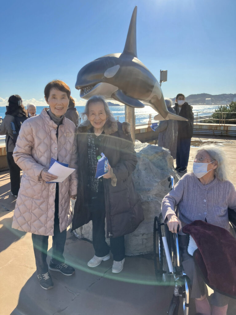 鴨川シーワールドバス旅行で笑顔のご入居者