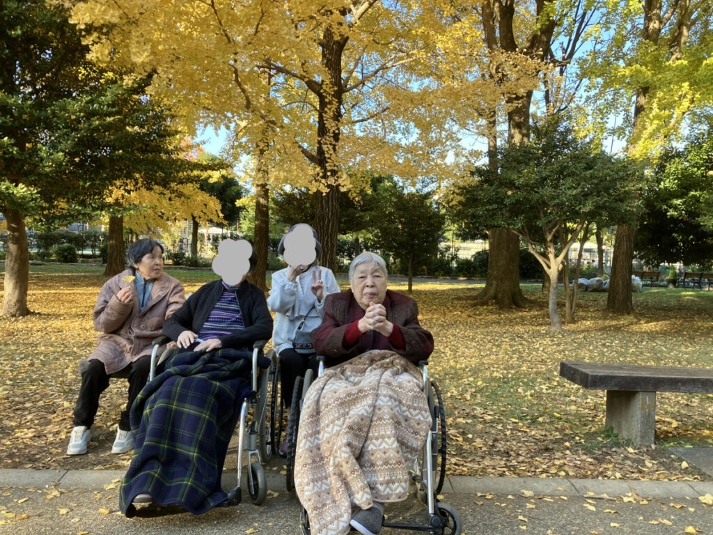 美しく色づいた銀杏を眺めるご入居者