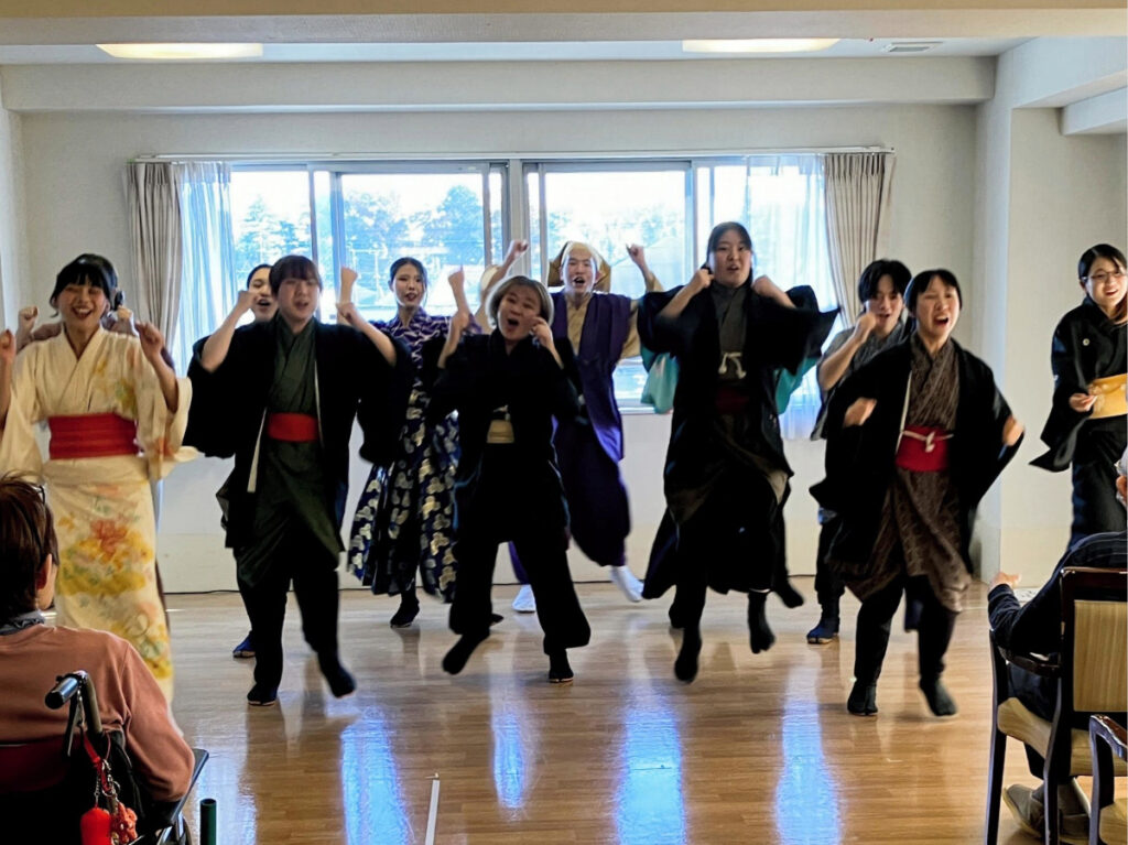 全力で演技する学生達