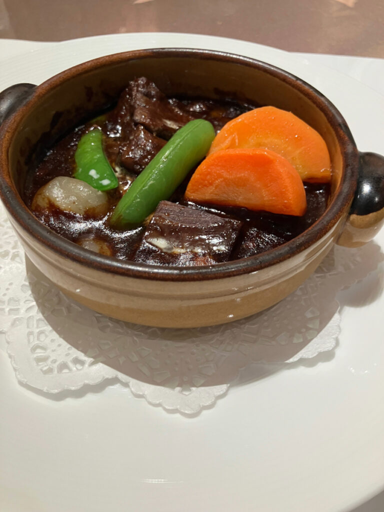 老舗レストランでのビーフシチュー
