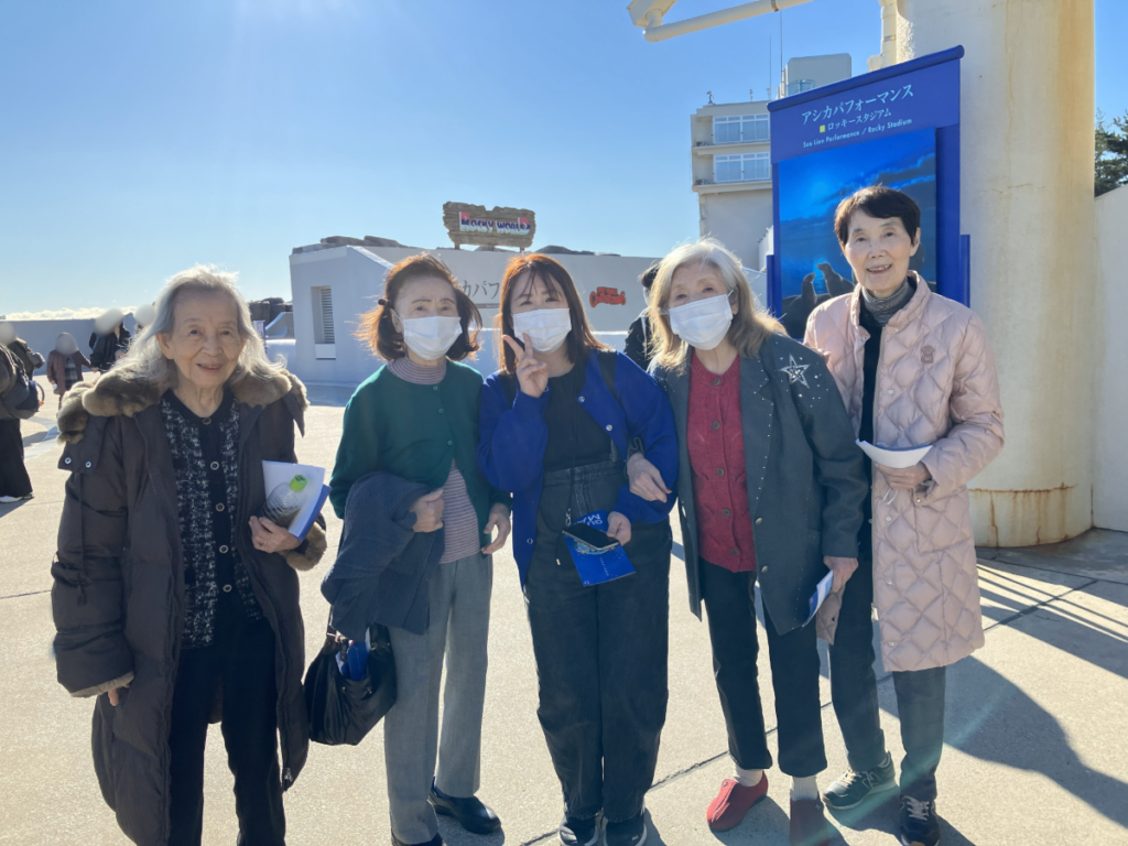 鴨川シーワールドバス旅行で笑顔のご入居者
