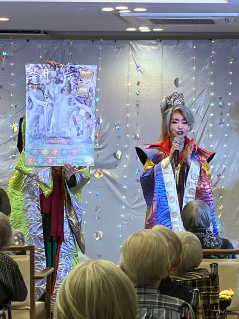 呼華歌劇団の登場で盛り上がる様子