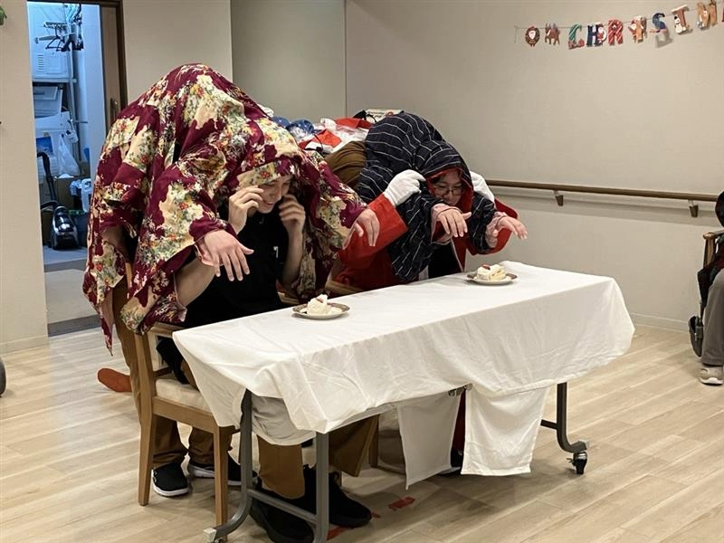 二人羽織でケーキまみれ