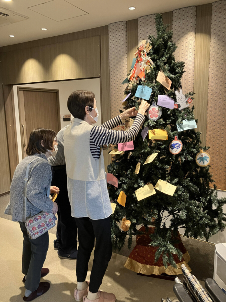 絵馬を飾るご入居者